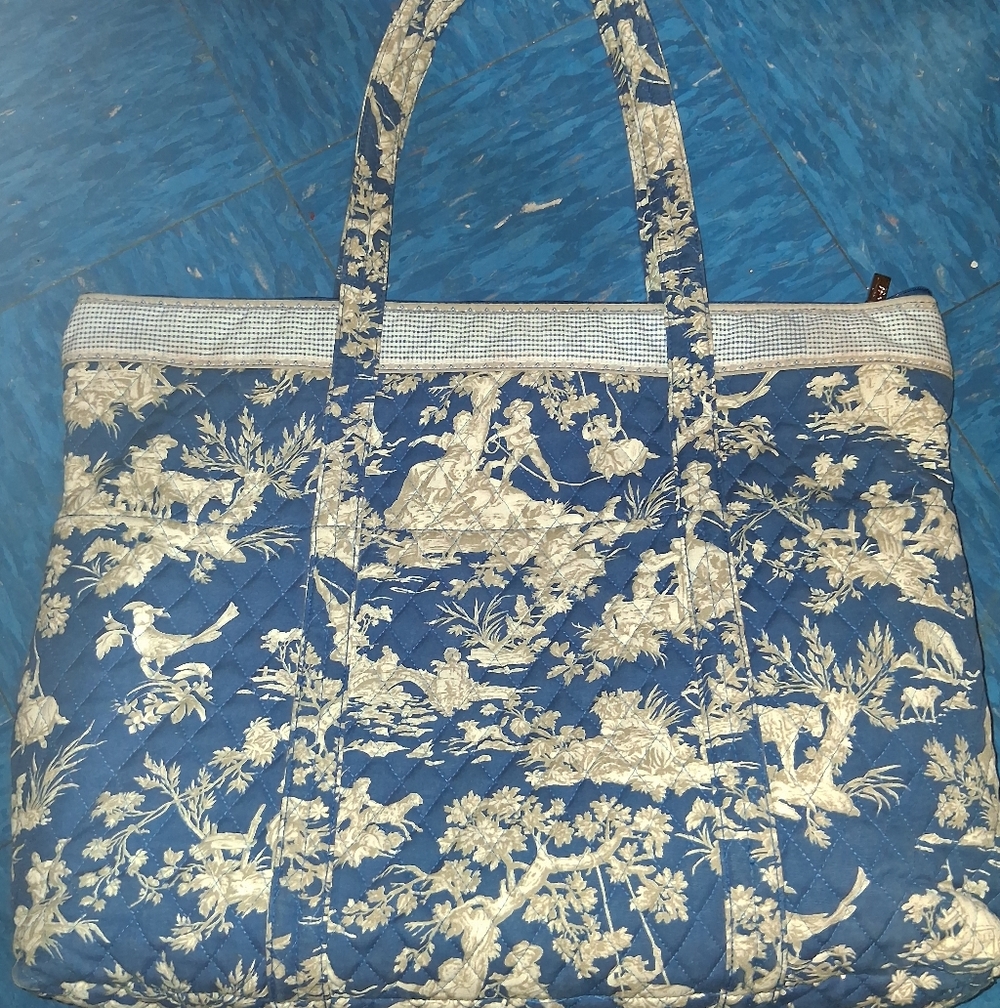 DECORATIVE AND STYLISH " AMERICANA BY SHARIF" LARGE TRAVEL BAG.
